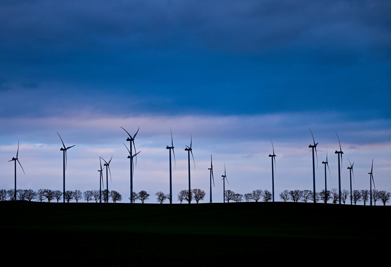 Dunkle Wolken ziehen über den Windenergiepark «Odervorland» im Osten des Landes Brandenburg.