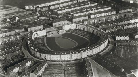 Historische Luftaufnahme der Hufeisensiedlung Britz mit Wohnblöcken, die in Hufeisenform angeordnet sind. Historische Luftaufnahme der Hufeisensiedlung Britz mit Wohnblöcken, die in Hufeisenform angeordnet sind.
