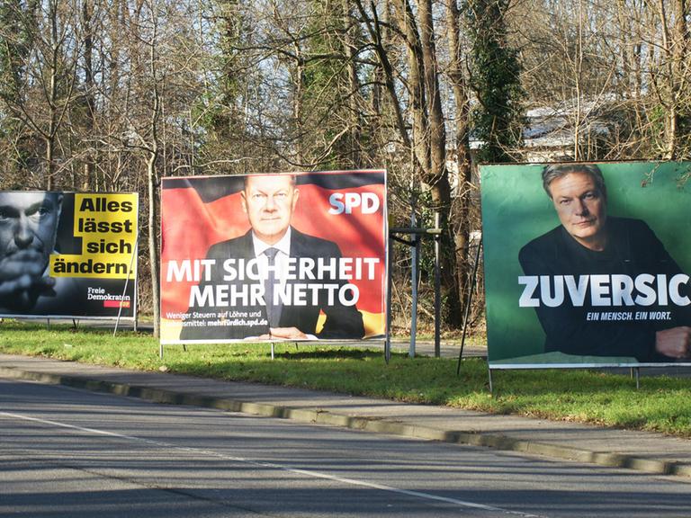 Die Wahlplakate der ehemaligen Ampelparteien stehen am Straßenrand