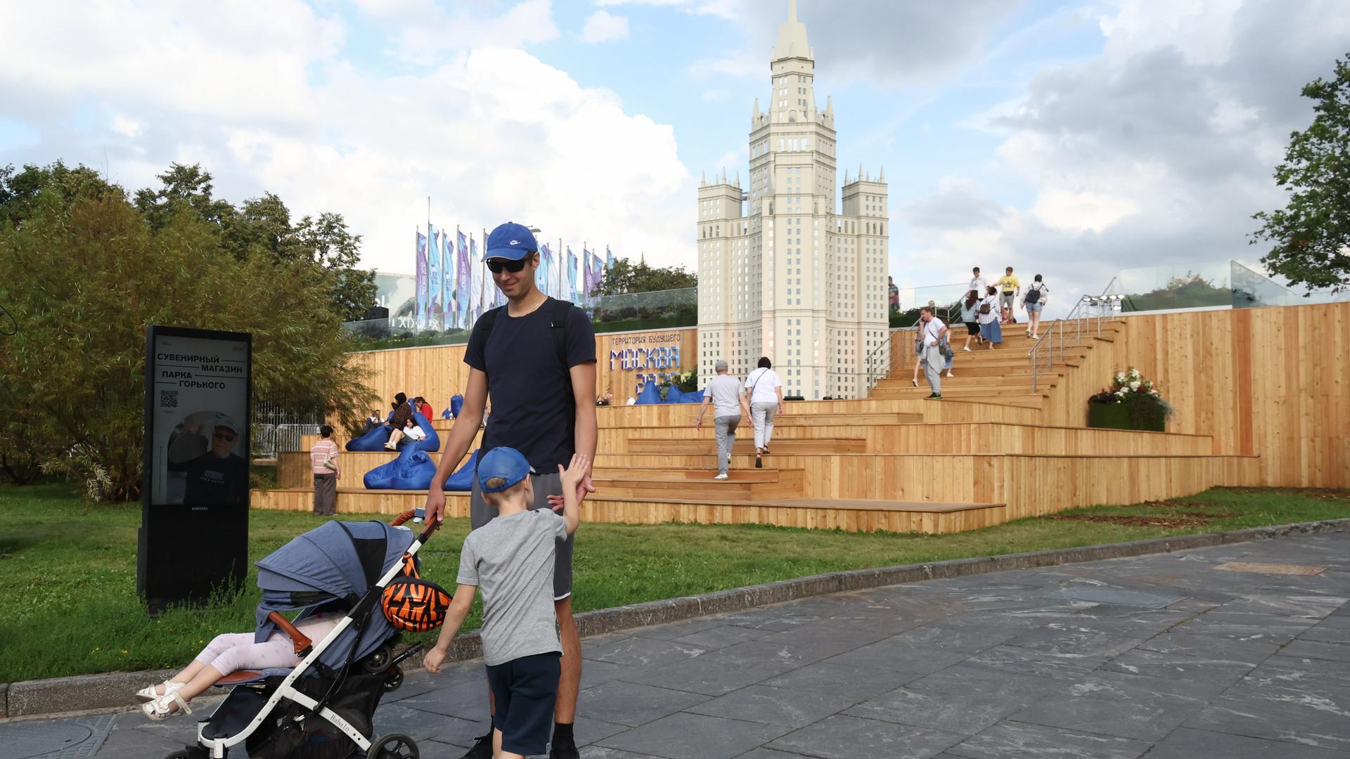 Alltag in Russland: Eine Familie geht im Muzeon-Park in Moskau spazieren