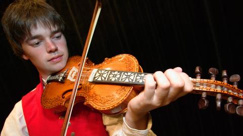 Norwegens Nationalinstrument die Hardangerfiedel wird für die traditionelle norwegische Volksmusik verwendet. Die Fiedeln sind mit Perlmutt-Intarsien und schwarzen Feder- und Tuschezeichnungen verziert, die als Rosing bezeichnet werden. Es wird mit einem geschnitzten Kopf gekrönt, der normalerweise ein Löwe ist.