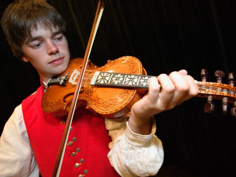 Norwegens Nationalinstrument die Hardangerfiedel wird für die traditionelle norwegische Volksmusik verwendet. Die Fiedeln sind mit Perlmutt-Intarsien und schwarzen Feder- und Tuschezeichnungen verziert, die als Rosing bezeichnet werden. Es wird mit einem geschnitzten Kopf gekrönt, der normalerweise ein Löwe ist.