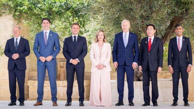 Die Staatschefs der teilnehmenden Nationen beim G7-Gipfel in Italien stehen nebeneinander.