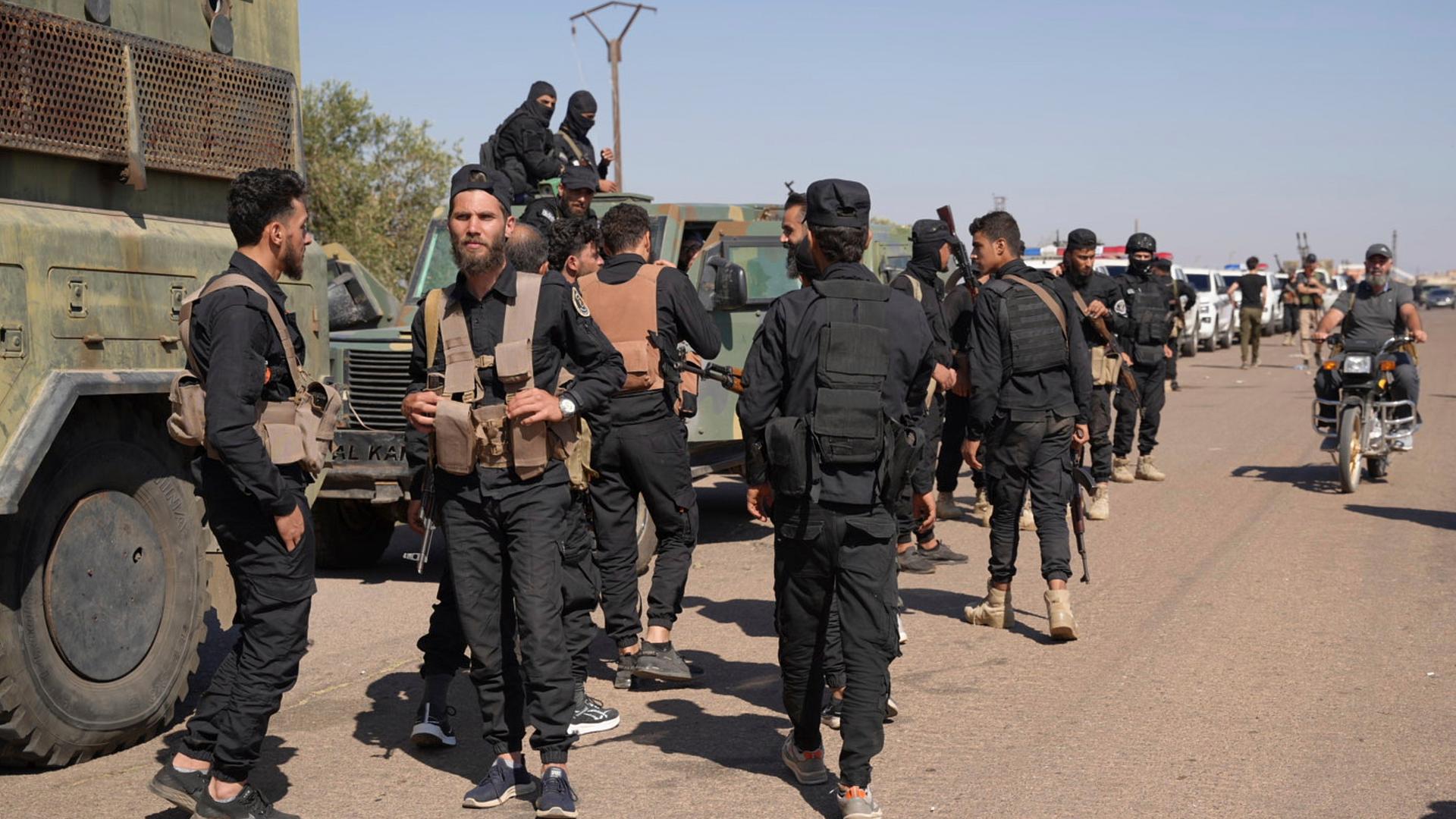 Sicherheitskräfte der syrischen Regierung versammeln sich am Rande der Provinz Suwaida.