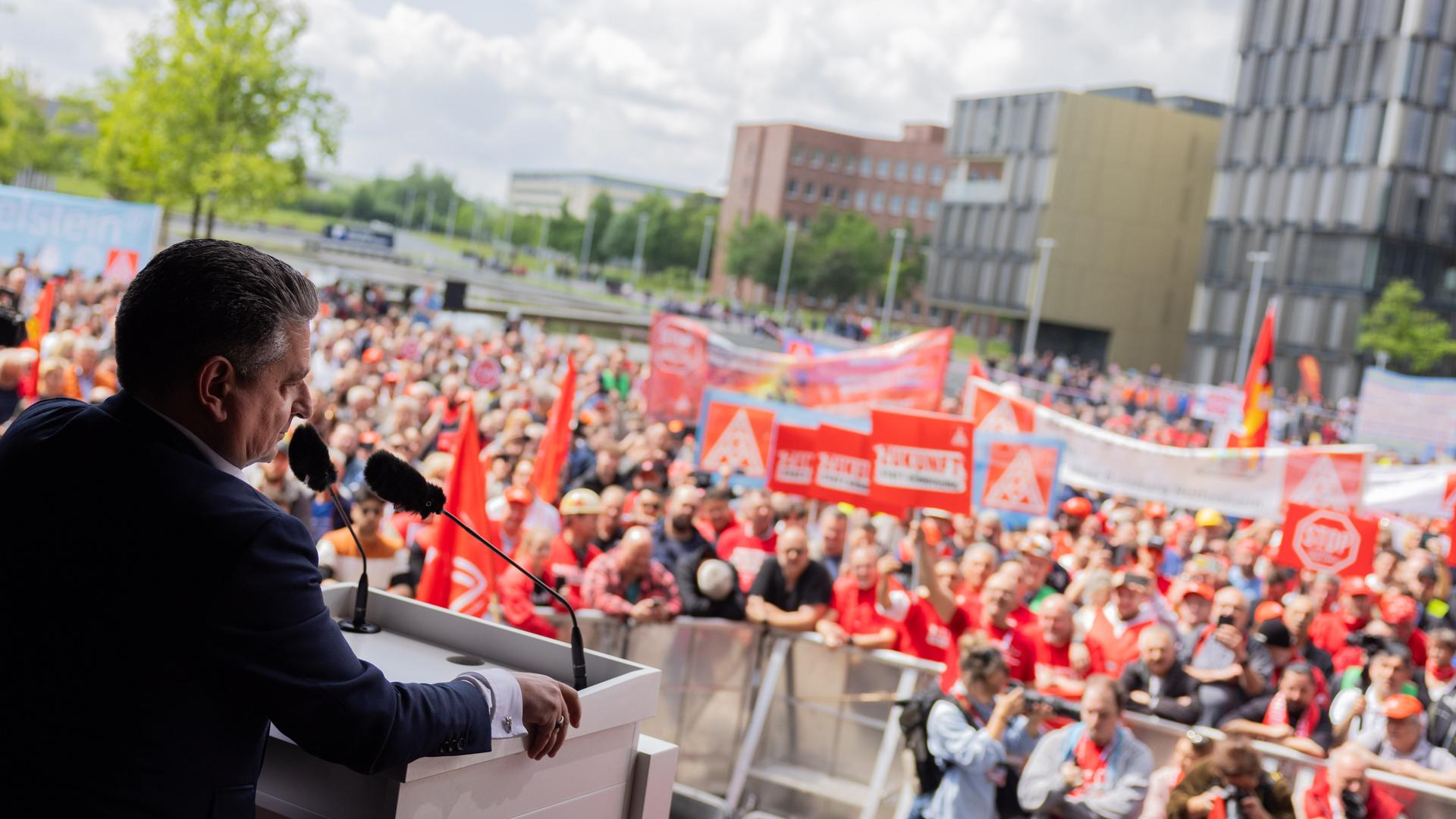 Der Chef von Thyssenkrupp, Miguel López, spricht bei einer Protestkundgebung vor der Essener Konzernzentrale. Der Chef von Thyssenkrupp, Miguel López, spricht bei einer Protestkundgebung vor der Essener Konzernzentrale.