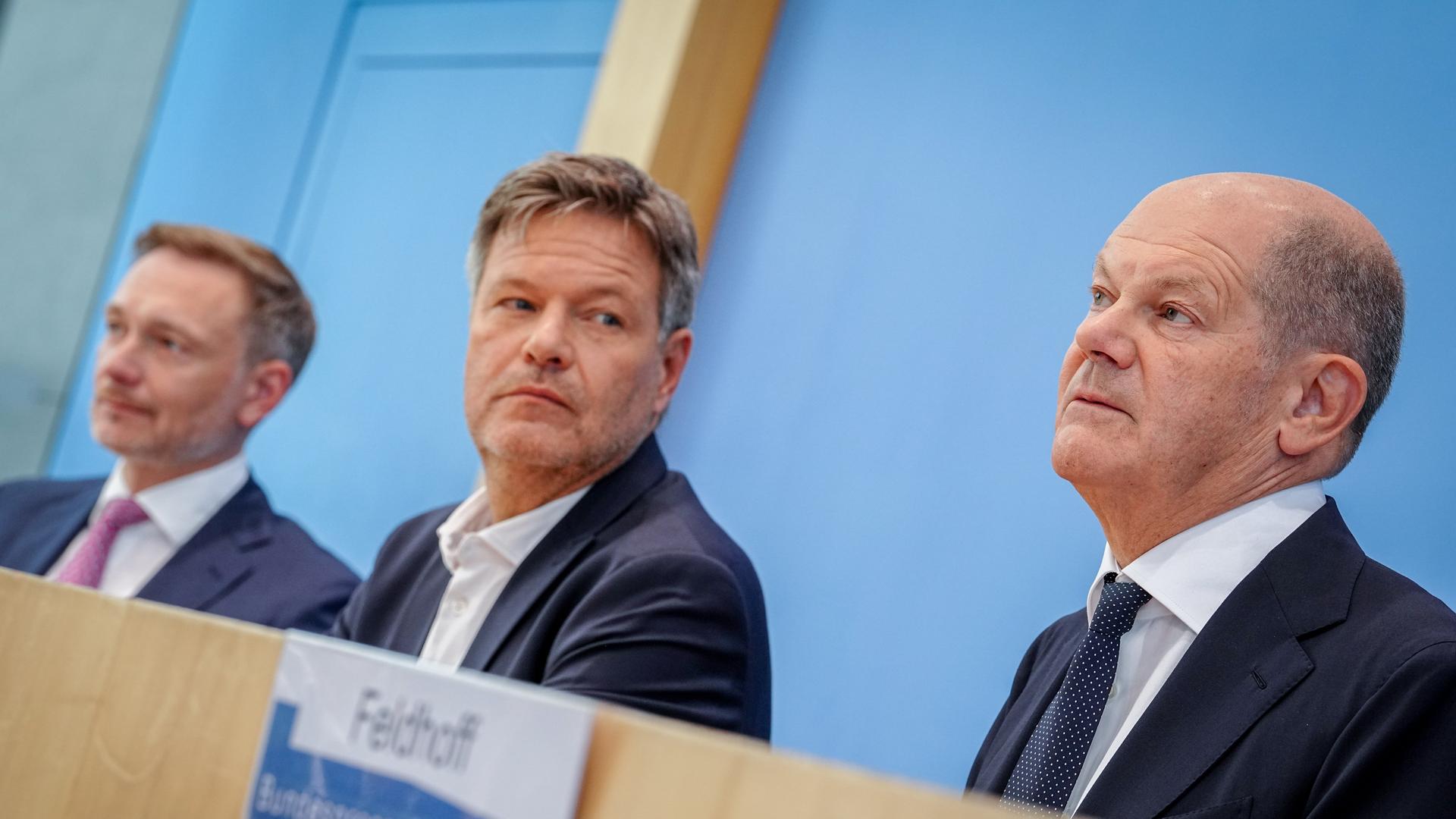 Bundeskanzler Olaf Scholz (SPD, r-l), Robert Habeck (Bündnis 90/Die Grünen), Bundesminister für Wirtschaft und Klimaschutz, und Christian Lindner (FDP), Bundesminister der Finanzen, in der Pressekonferenz.