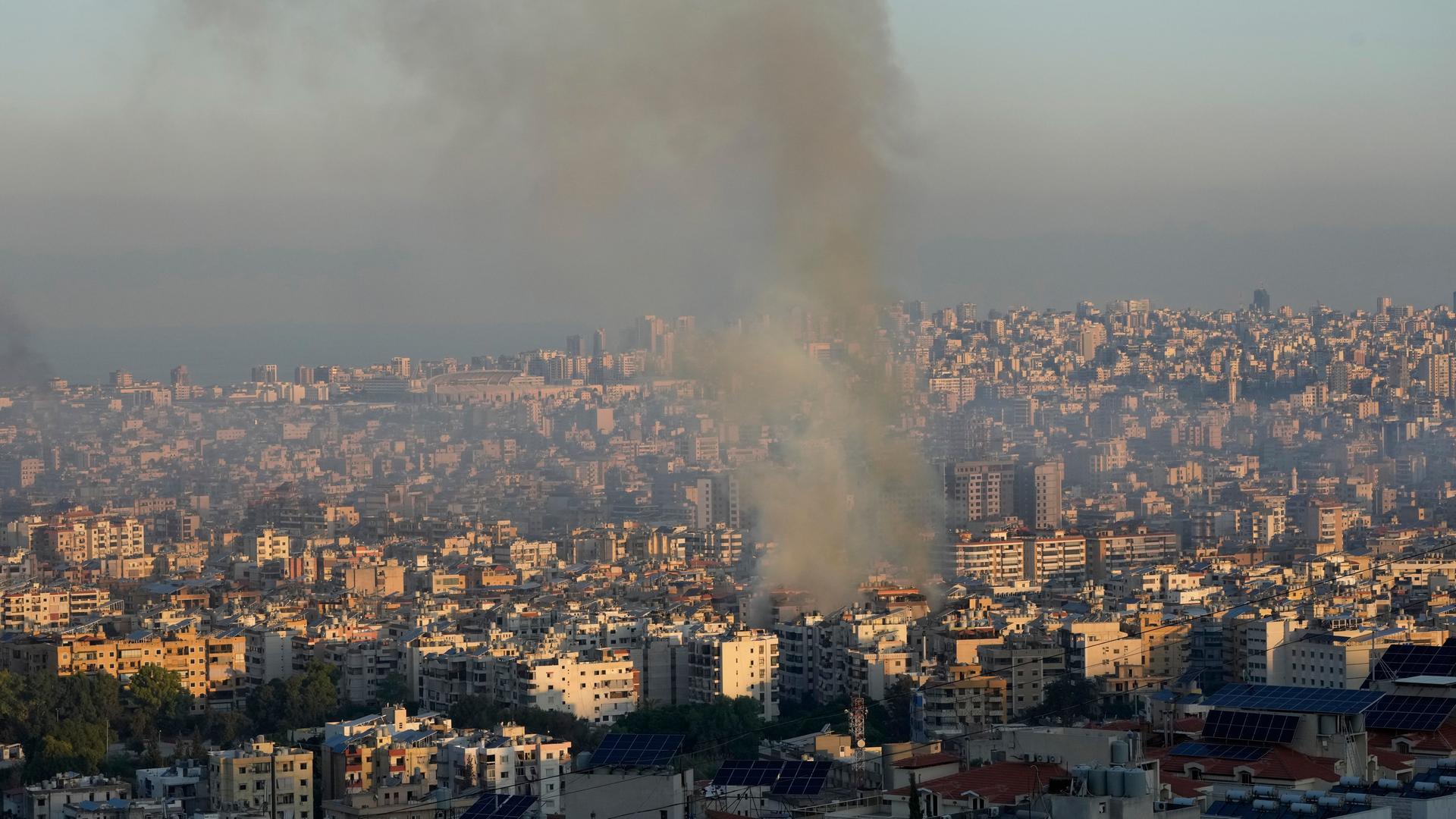 Rauch steigt auf von einem israelischen Luftangriff in den südlichen Vororten von Beirut, Libanon, Samstag, 28. September 2024.