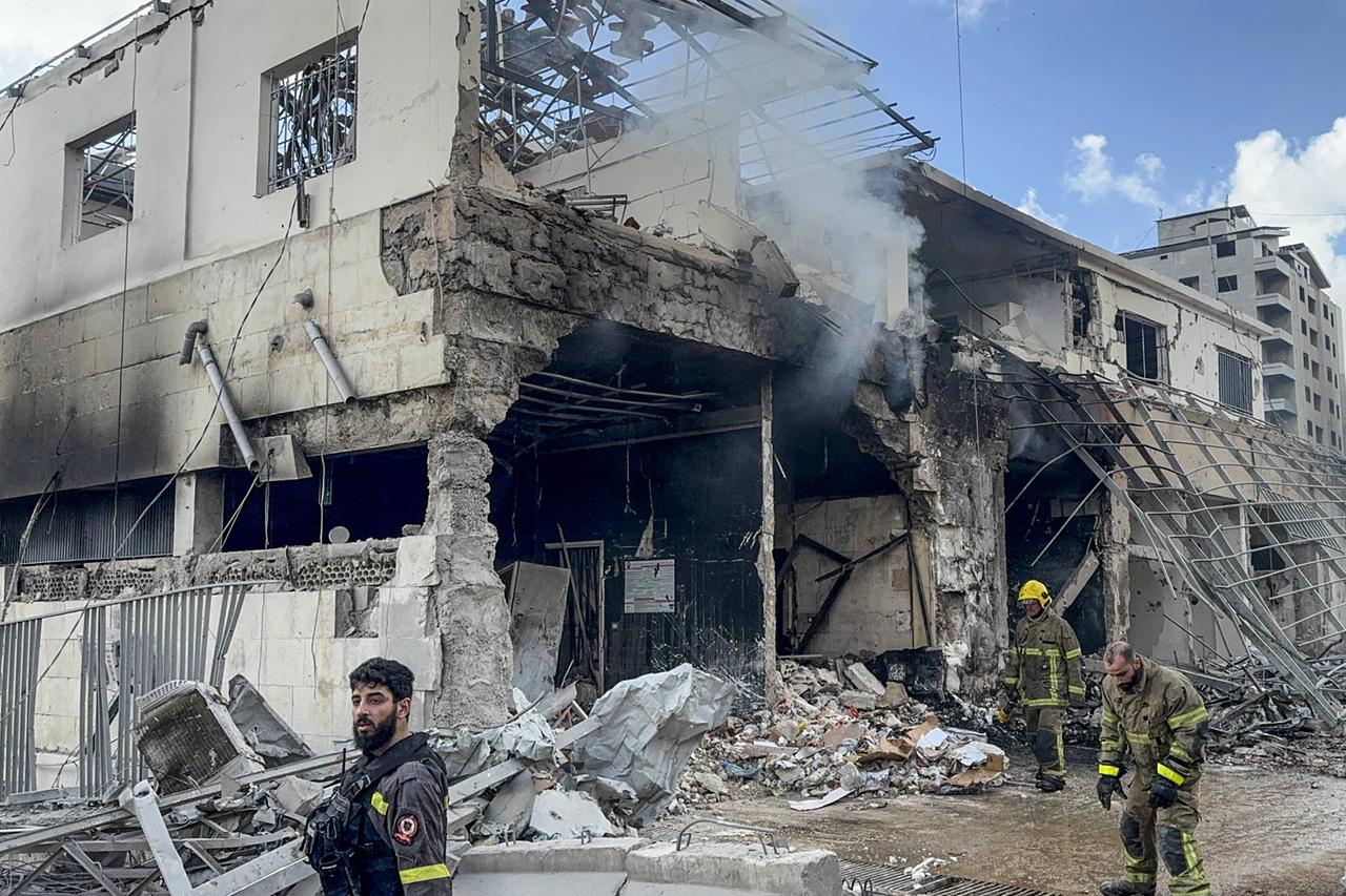 Bei dem Angriff in Nabatieh wurde nach Behördenangaben ein Regierungsgebäude zerstört. Vor dem zerstörten Haus sind drei Rettungskräfte zu sehen. 