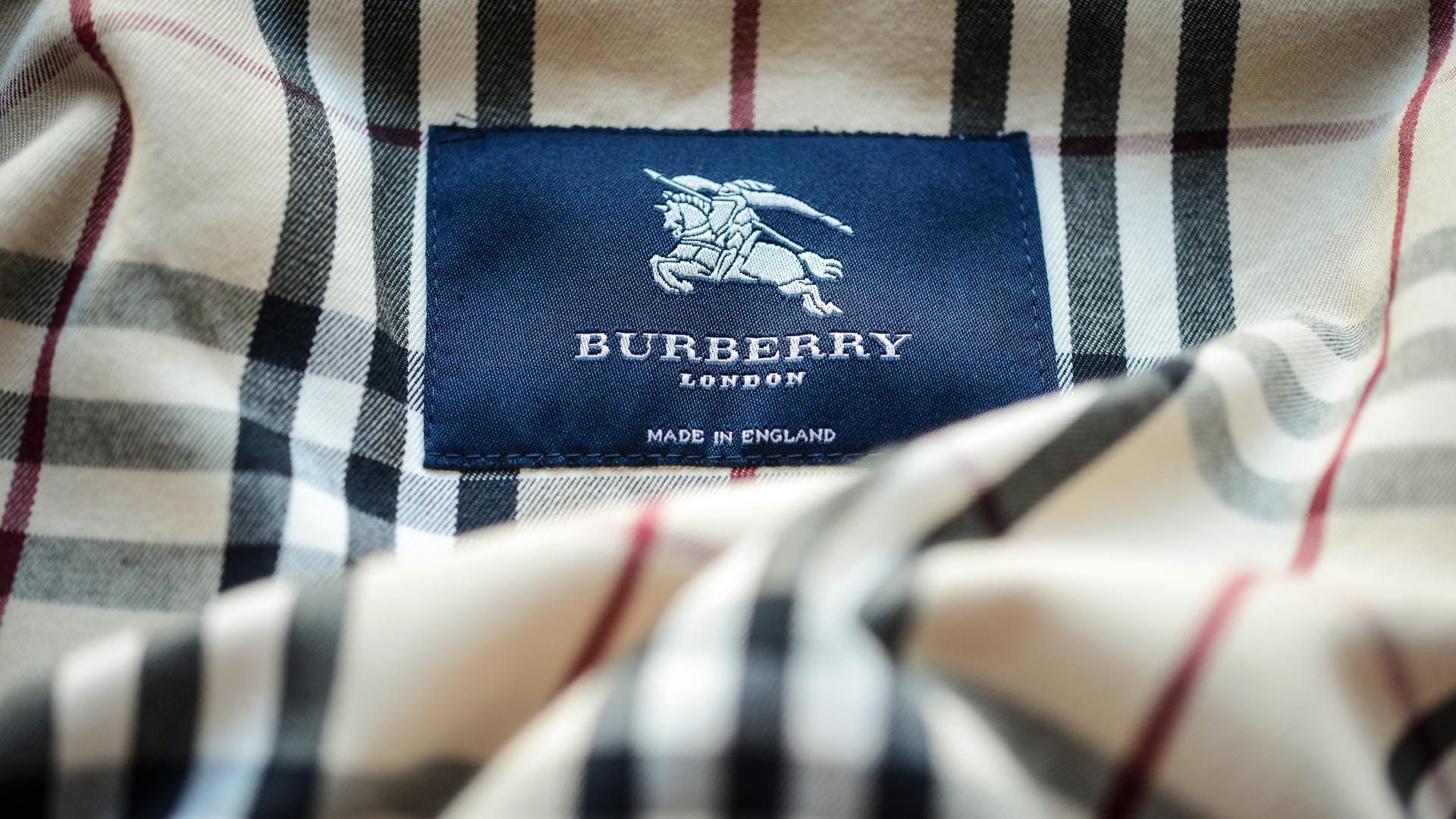 Das Etikett mit dem Logo des Modesdesigners "Burberry London" in einem Trenchcoat Das Etikett mit dem Logo des Modesdesigners "Burberry London" in einem Trenchcoat