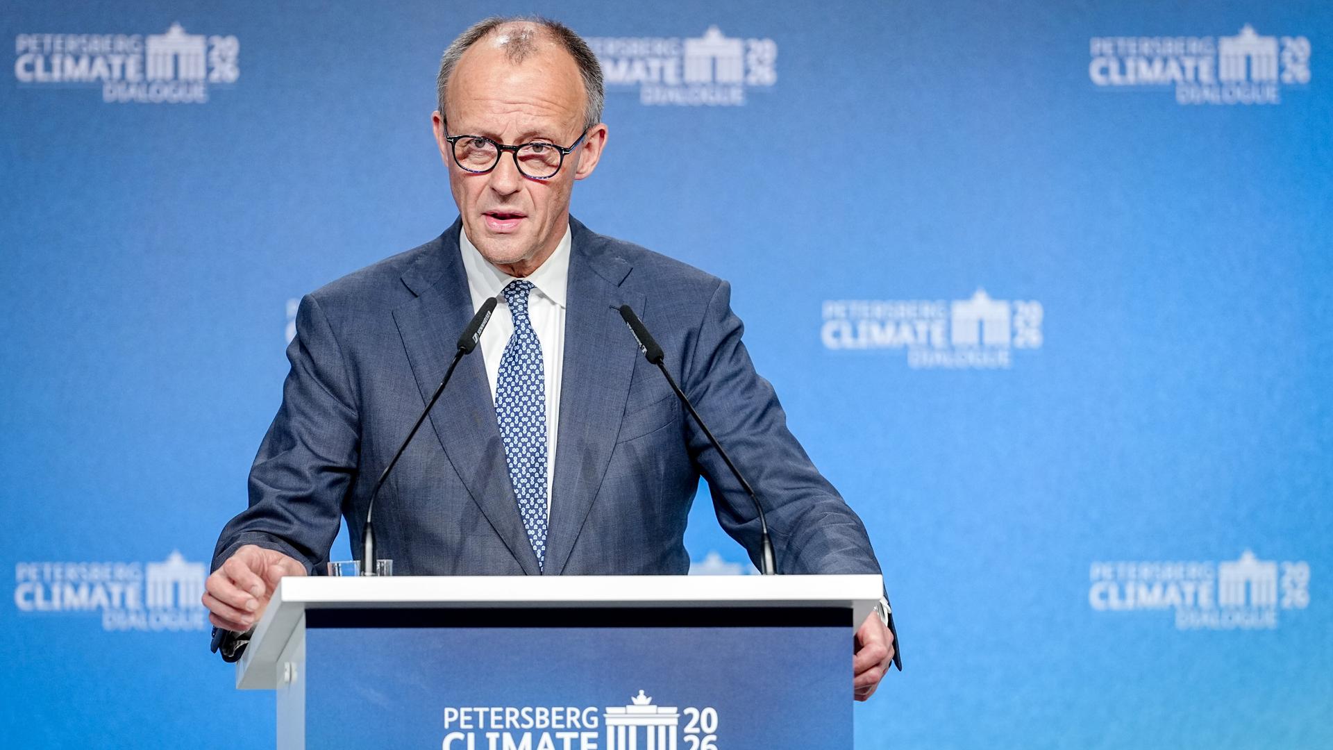 Bundeskanzler Friedrich Merz (CDU) spricht beim 17. Petersberger Klimadialog an einem Rednerpult.