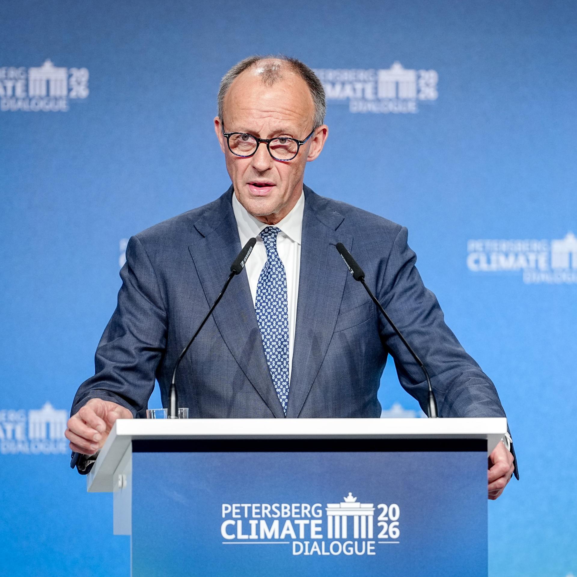 Bundeskanzler Friedrich Merz (CDU) spricht beim 17. Petersberger Klimadialog an einem Rednerpult.