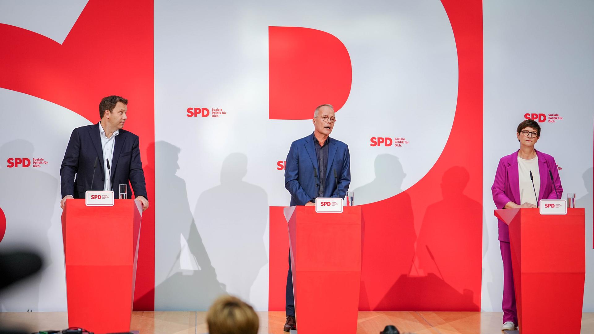 Saskia Esken (r), SPD-Bundesvorsitzende, und Lars Klingbeil (l), SPD-Bundesvorsitzender, stellen auf einer Pressekonferenz in der Parteizentrale Matthias Miersch als neuen SPD-Generalsekretär vor. Saskia Esken (r), SPD-Bundesvorsitzende, und Lars Klingbeil (l), SPD-Bundesvorsitzender, stellen auf einer Pressekonferenz in der Parteizentrale Matthias Miersch als neuen SPD-Generalsekretär vor.