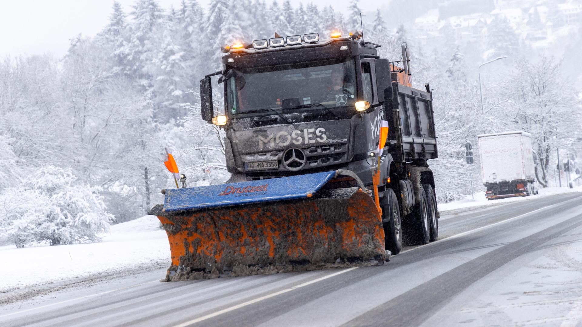 Ein Fahrzeug des Winterdienstes räumt eine Landstraße im hessischen Hochtaunuskreis. Ein Fahrzeug des Winterdienstes räumt eine Landstraße im hessischen Hochtaunuskreis.
