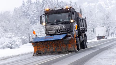 Ein Fahrzeug des Winterdienstes räumt eine Landstraße im hessischen Hochtaunuskreis.