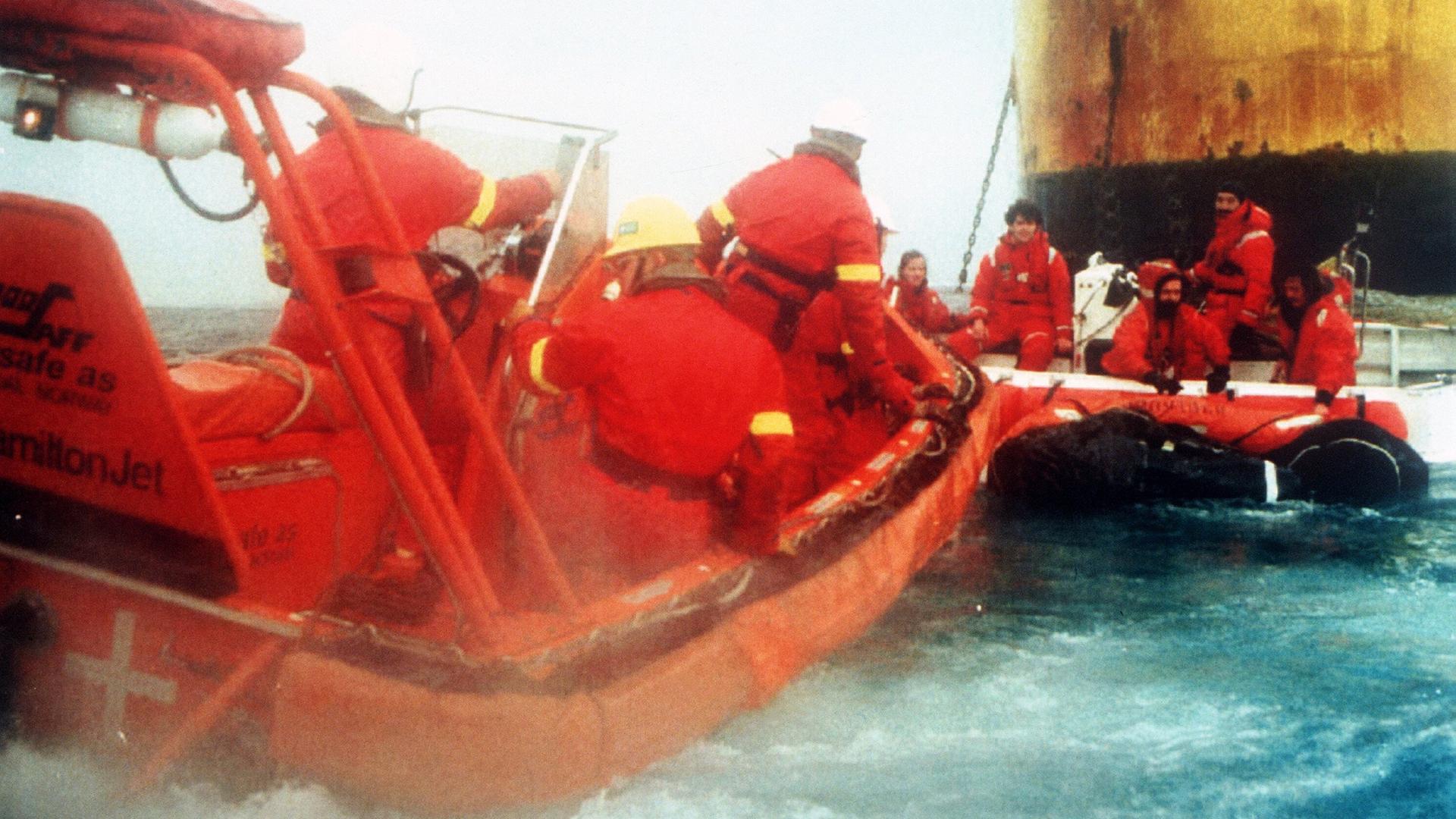 Ein Schlauchboot mit Greenpeace-Aktivisten nähert sich der Ölplattform Brent Spar