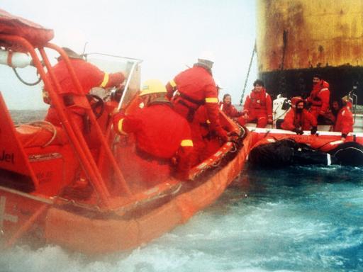 Ein Schlauchboot mit Greenpeace-Aktivisten nähert sich der Ölplattform Brent Spar