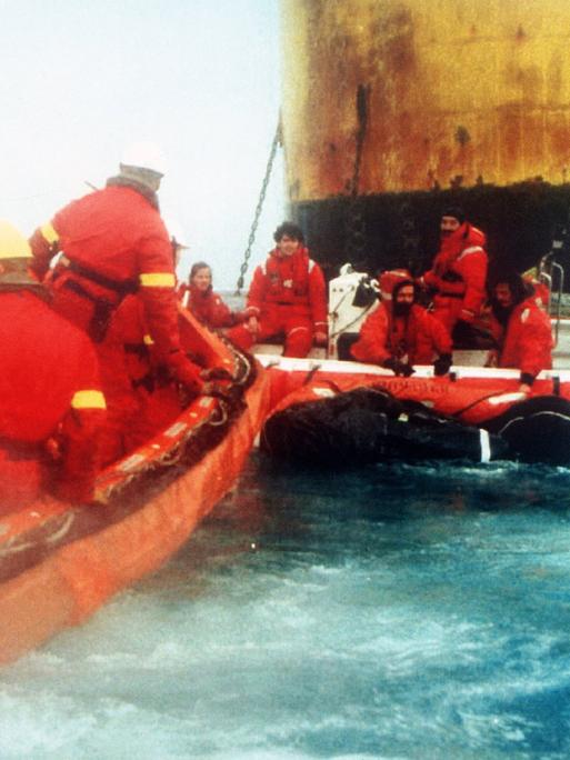 Ein Schlauchboot mit Greenpeace-Aktivisten nähert sich der Ölplattform Brent Spar