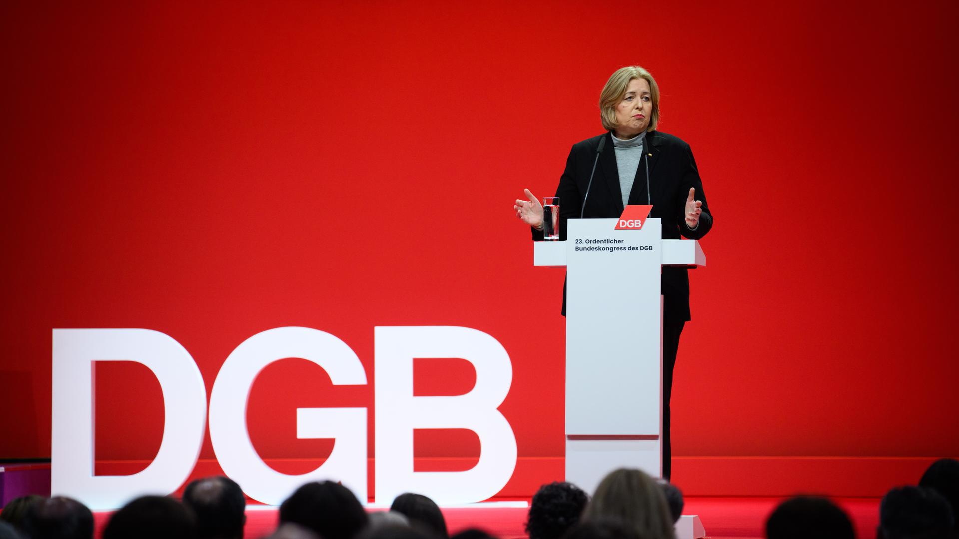 Arbeitministerin Bas steht beim DGB-Bundeskongress an einem Rednerpult. Neben ihr ist groß das Logo des Deutschen Gewerkschaftsbundes zu sehen.