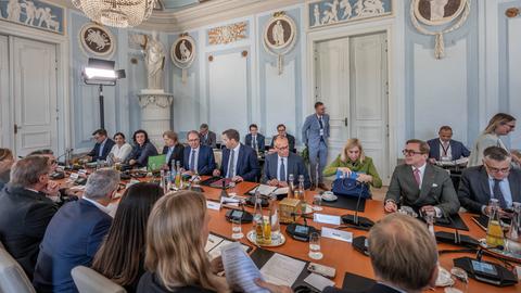 Bundeskanzler Friedrich Merz nimmt zwischen Lars Klingbeil und Nina Warken an der Kabinettssitzung bei der Klausurtagung der Bundesregierung in Schloss Neuhardenberg teil. 