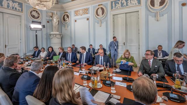 Bundeskanzler Friedrich Merz nimmt zwischen Lars Klingbeil und Nina Warken an der Kabinettssitzung bei der Klausurtagung der Bundesregierung in Schloss Neuhardenberg teil. 