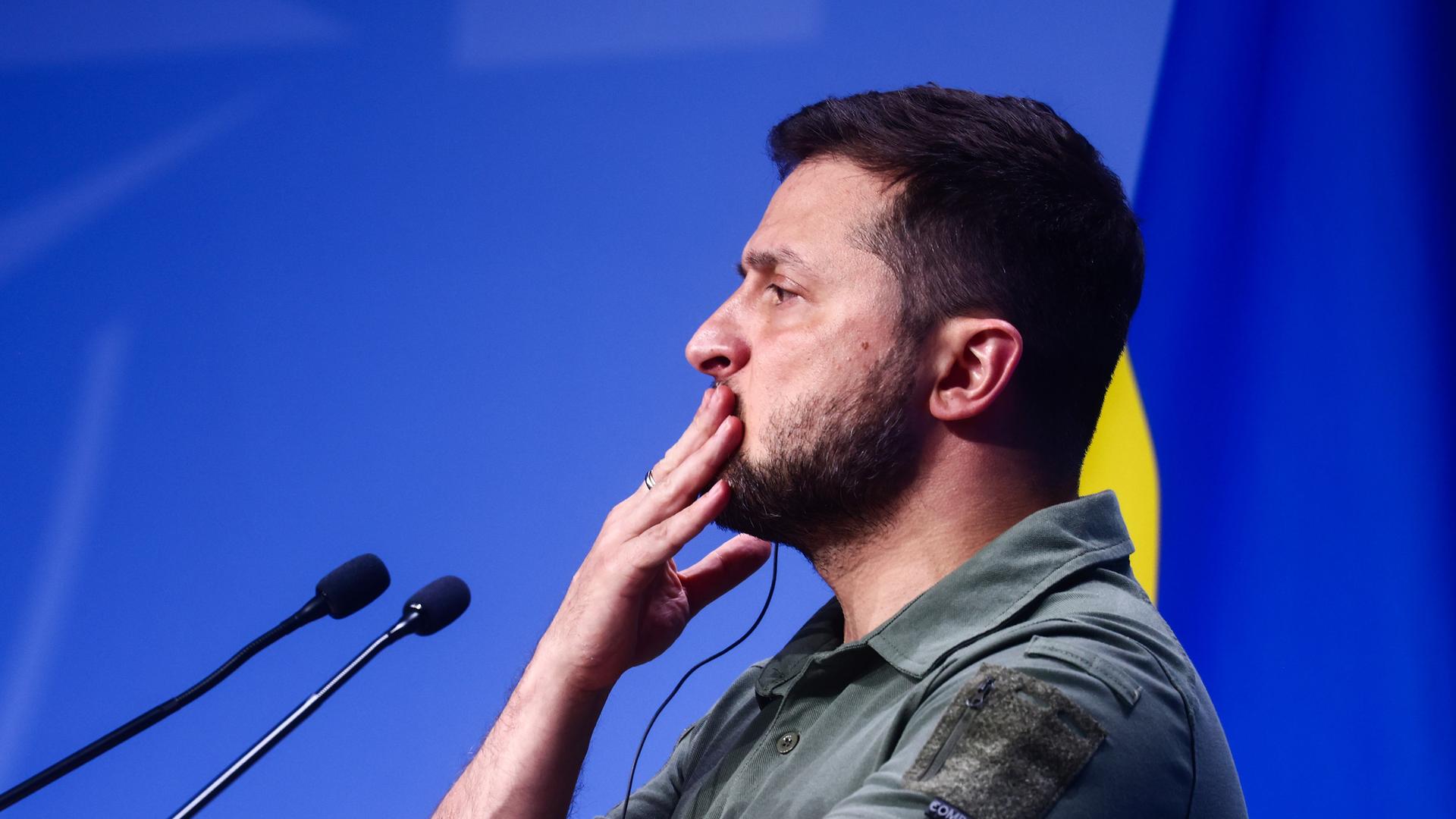 Der Präsident der Ukraine, Wolodymyr Selenskyj, spricht auf der Pressekonferenz während des NATO-Gipfels im litauischen Ausstellungs- und Kongresszentrum LITEXPO in Vilnius am 12. Juli 2023.