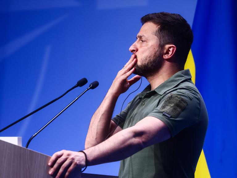 Der Präsident der Ukraine, Wolodymyr Selenskyj, spricht auf der Pressekonferenz während des NATO-Gipfels im litauischen Ausstellungs- und Kongresszentrum LITEXPO in Vilnius am 12. Juli 2023.