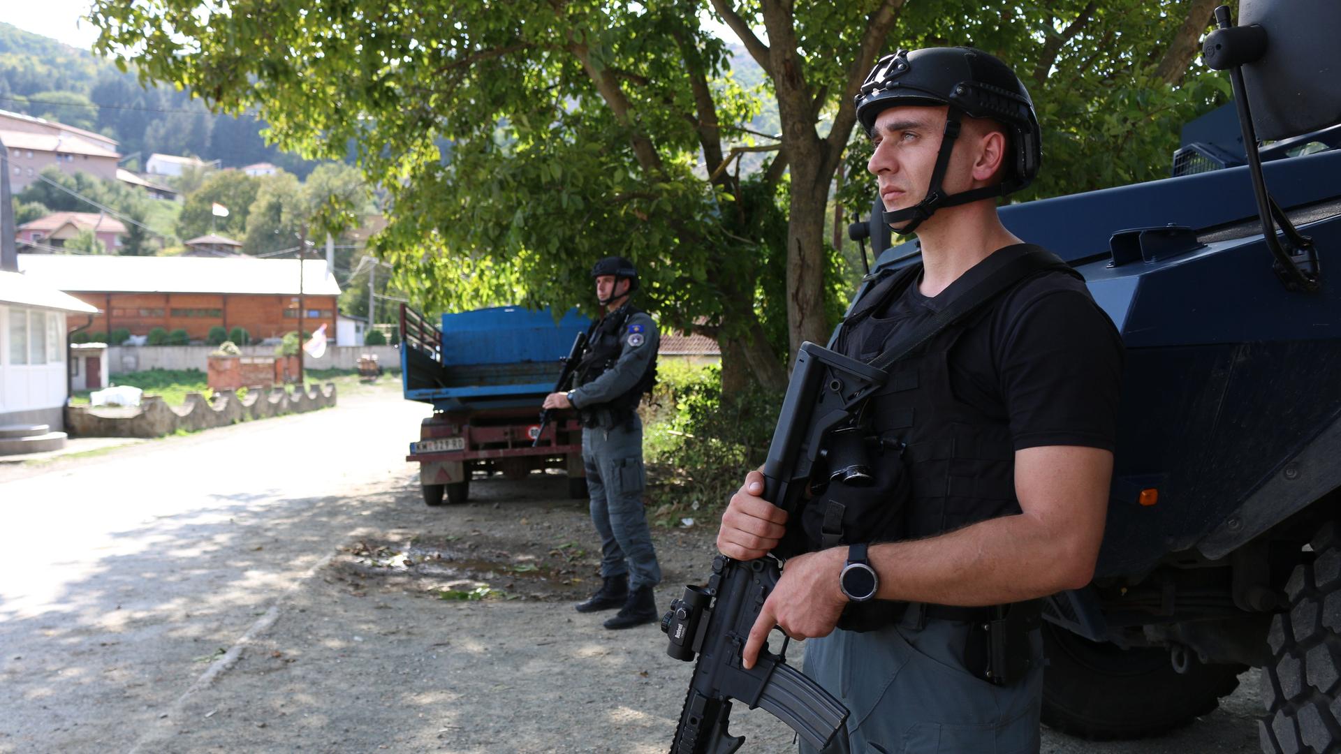 Kosovarische Polizisten und Soldaten der internationalen KFOR-Truppe patrouliieren, um weitere Ausbrüche von Gewalt zu vermeiden.