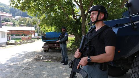 Kosovarische Polizisten und Soldaten der internationalen KFOR-Truppe patrouliieren, um weitere Ausbrüche von Gewalt zu vermeiden. 