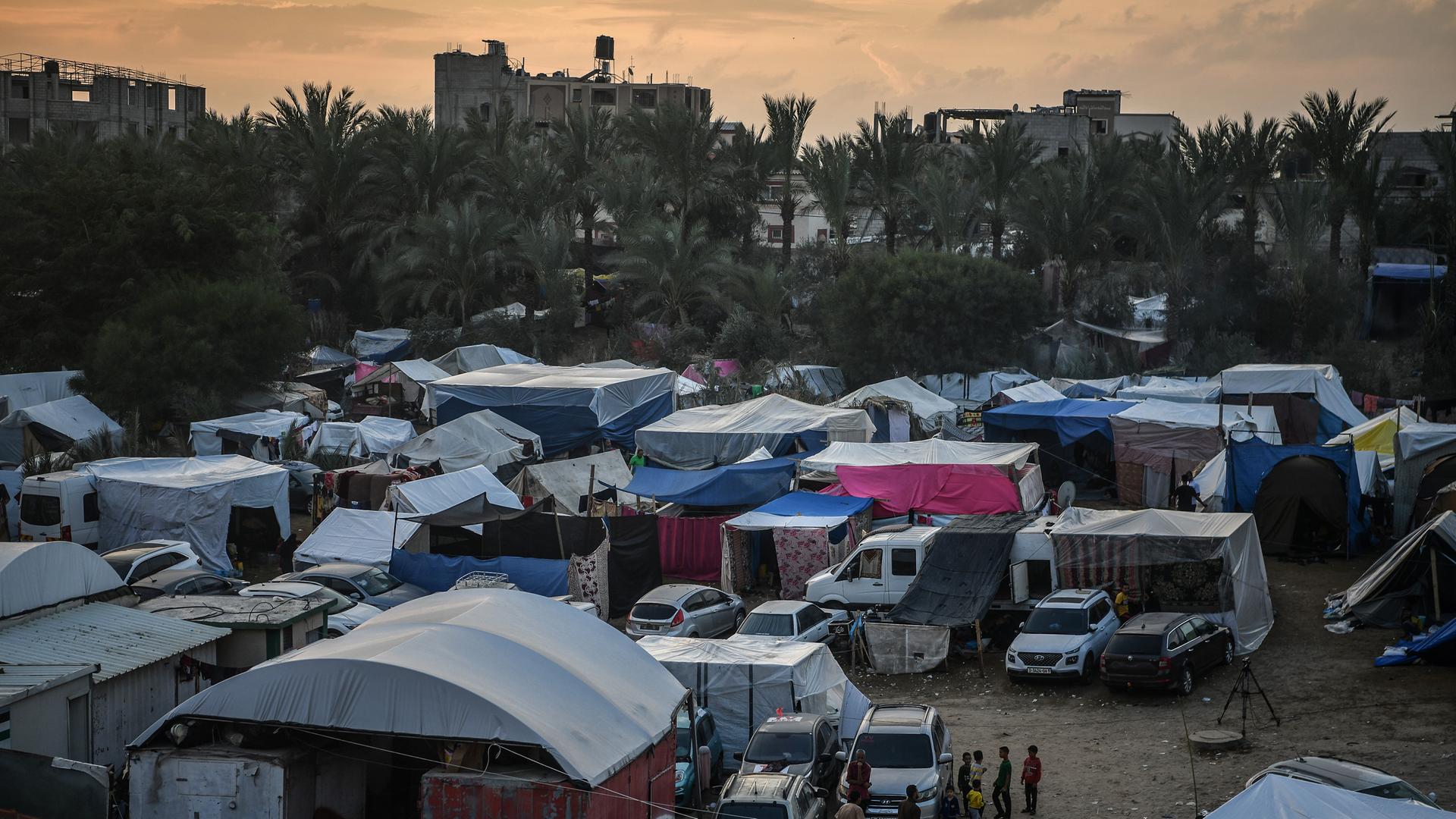 Menschen haben Zelte in der Nähe des Nasser Hospitals in Gaza aufgestellt, um dort Unterschlupf zu finden.