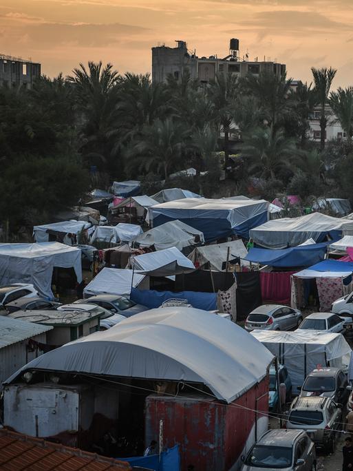 Menschen haben Zelte in der Nähe des Nasser Hospitals in Gaza aufgestellt, um dort Unterschlupf zu finden.