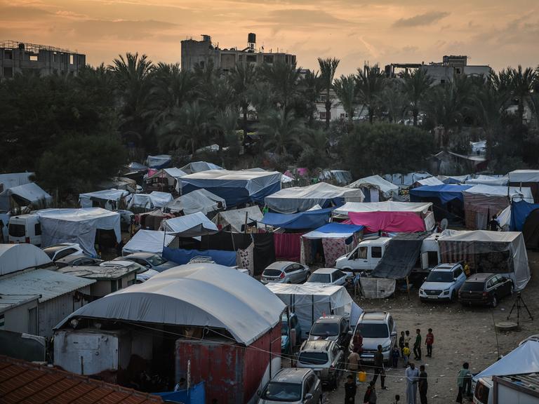 Menschen haben Zelte in der Nähe des Nasser Hospitals in Gaza aufgestellt, um dort Unterschlupf zu finden.