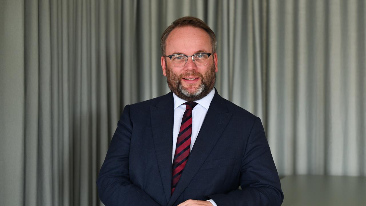 Timon Gremmels (SPD), Minister für Wissenschaft und Forschung, Kunst und Kultur, lächelt in die Kamera.