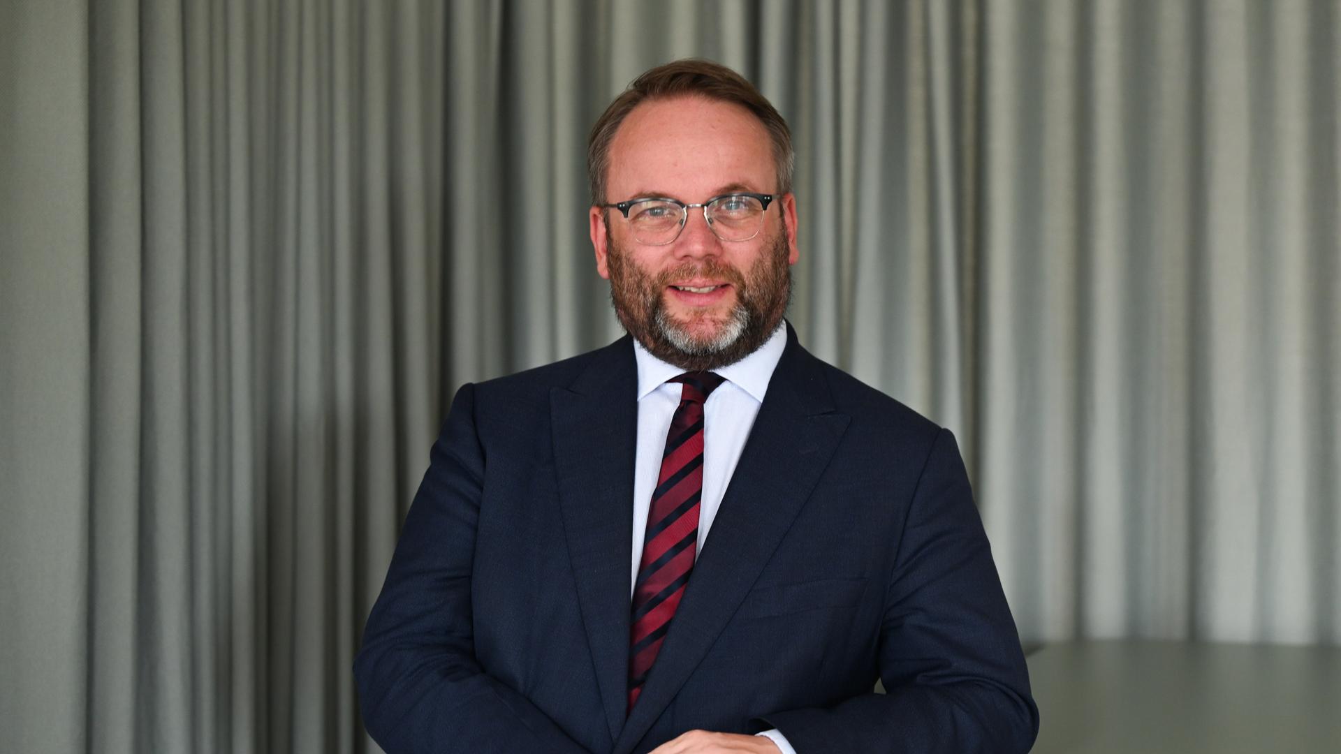 Timon Gremmels (SPD), Minister für Wissenschaft und Forschung, Kunst und Kultur, lächelt in die Kamera. Timon Gremmels (SPD), Minister für Wissenschaft und Forschung, Kunst und Kultur, lächelt in die Kamera.