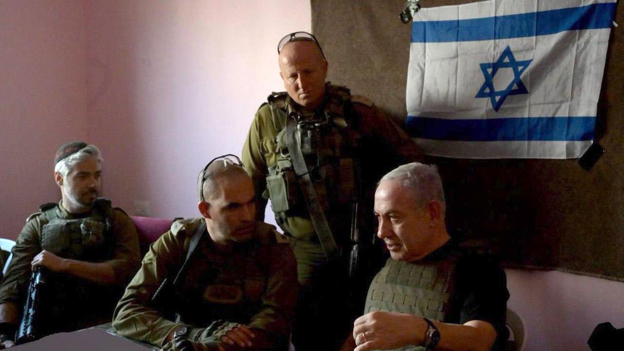 Israels Premier Benjamin Netanjahu bei einem Besuch des israelischen Militärs im Norden Gazas am 26. November 2023, im Hintergrund eine Sirael-Flagge.