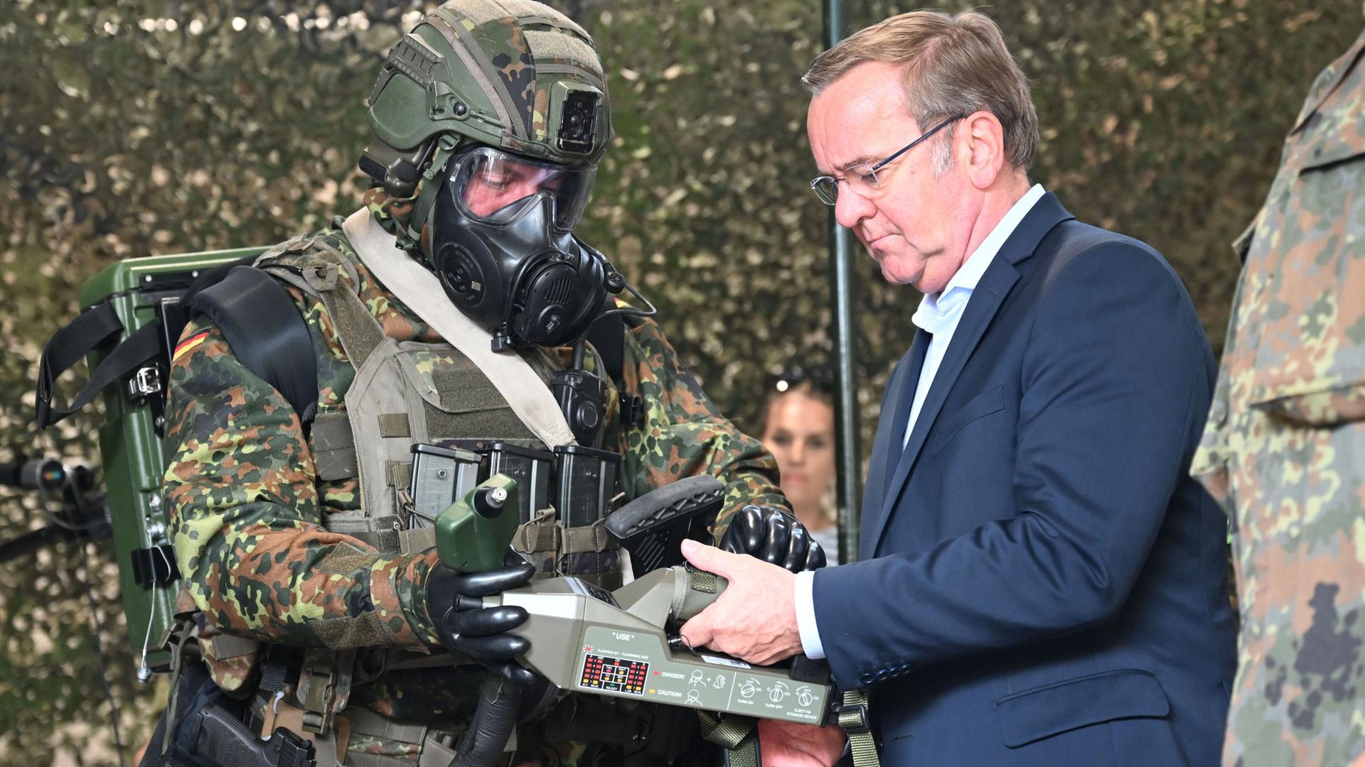 Bruchsal: Bundesverteidigungsminister Boris Pistorius (SPD) wird eine biologische Beprobung gezeigt bei seinem Besuch der General-Dr. Speidel-Kaserne des Bundeswehr ABC-Abwehrkommando.