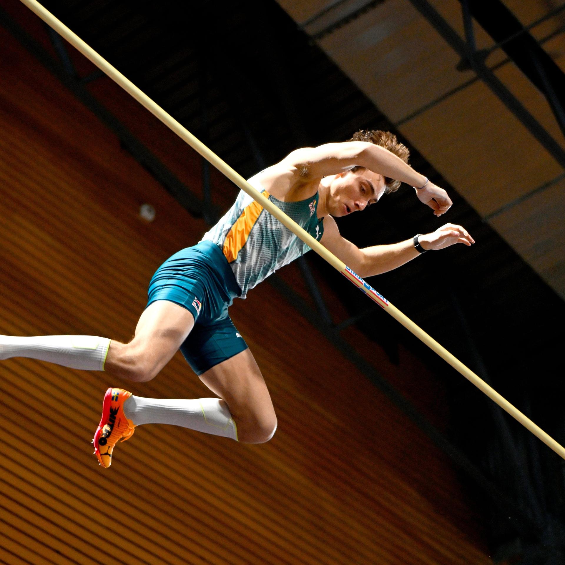 Armand Duplantis fliegt über die Latte.
