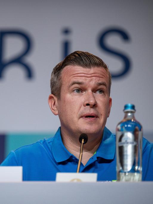 Witold Banka, Präsident der Welt-Anti-Doping-Agentur (WADA) blickt bei einer Pressekonferenz in Paris konzentriert drein