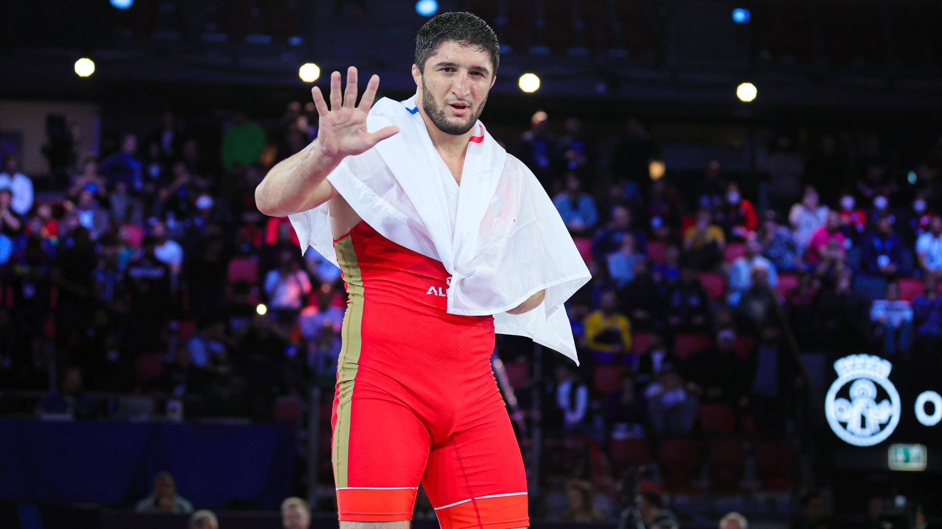 Der russische Top-Ringer und zweimalige Olympiasieger Abdulraschid Sadulajew bei einem Wettkampf im Jahr 2021. Der russische Top-Ringer und zweimalige Olympiasieger Abdulraschid Sadulajew bei einem Wettkampf im Jahr 2021.