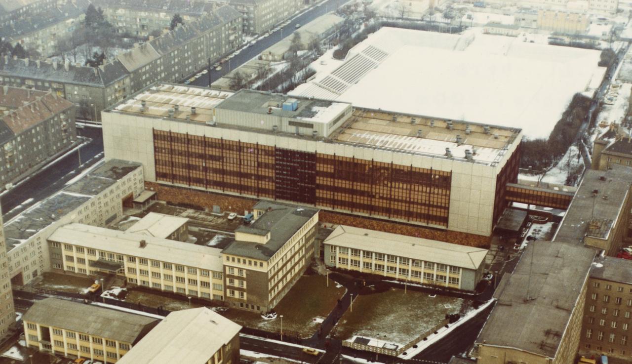 Das Hans-Zoschke-Stadion hinter dem Gebäudekomplex des Ministeriums für Staatssicherheit.