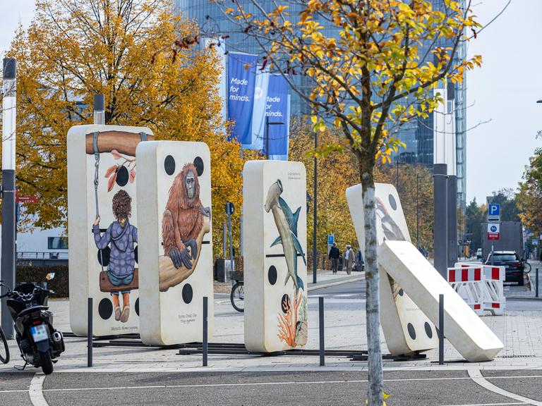 Wenige Tage vor Beginn der Weltnaturkonferenz (CBD COP16) in Cali, Kolumbien, demonstrieren Greenpeace Aktivisten auf dem Platz der Vereinten Nationen vor dem UN Campus in Bonn. 