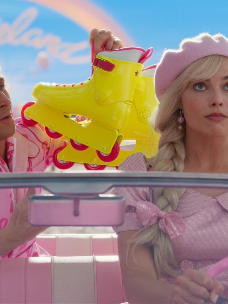 Ein Bild aus dem neuen, ersten Barbie-Film. Links Ken - rechts Barbie