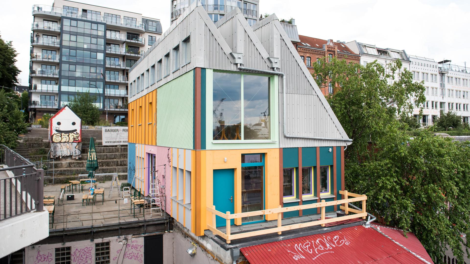 Blick auf den neu aufgebauten "Golden Pudel Club" im Stadtteil Sankt Pauli in Hamburg.