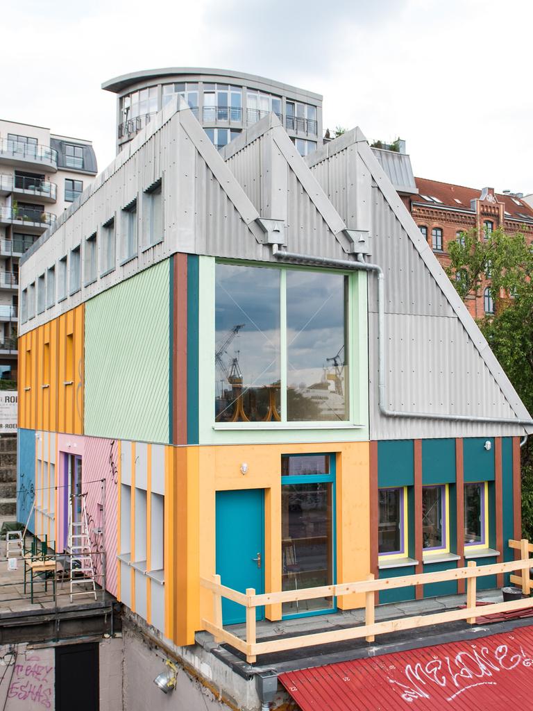 Blick auf den neu aufgebauten "Golden Pudel Club" im Stadtteil Sankt Pauli in Hamburg.