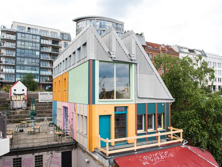 Blick auf den neu aufgebauten "Golden Pudel Club" im Stadtteil Sankt Pauli in Hamburg.