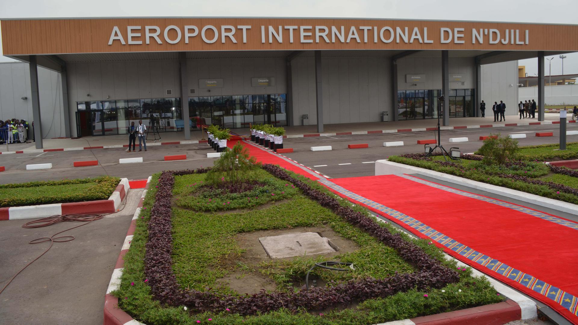 Das Flughafengebäude vom Aeroport International De N'Djili in Kinshasa im Kongo