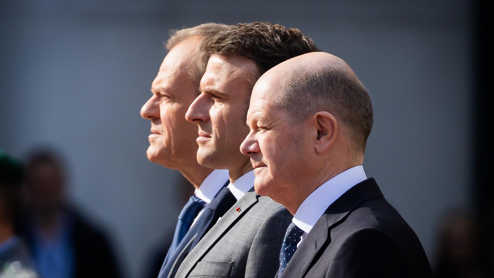 Bundeskanzler Olaf Scholz, Emmanuel Macron und Donald Tusk im Profil