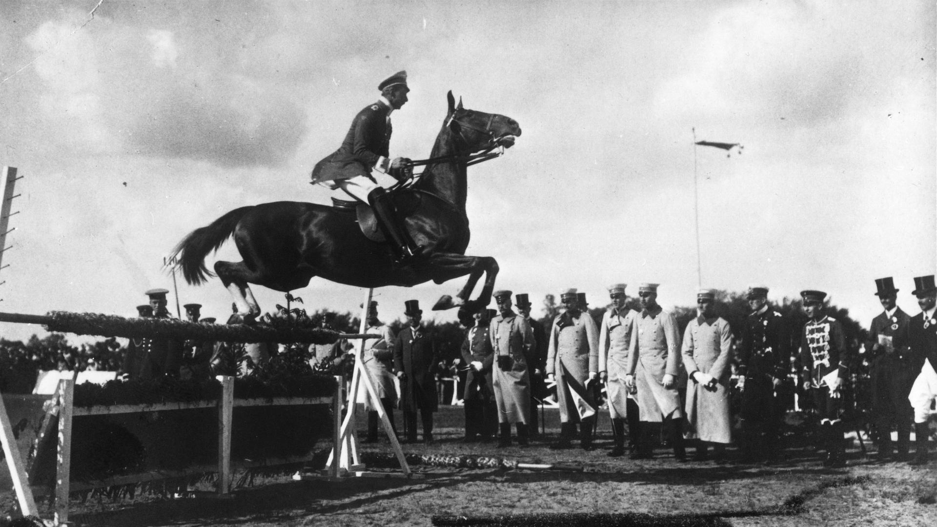 Kronprinz Wilhelm springt auf seiner Fuchsstute beim Concours hippique in Schwerin über ein Hindernis (Foto, um 1910).