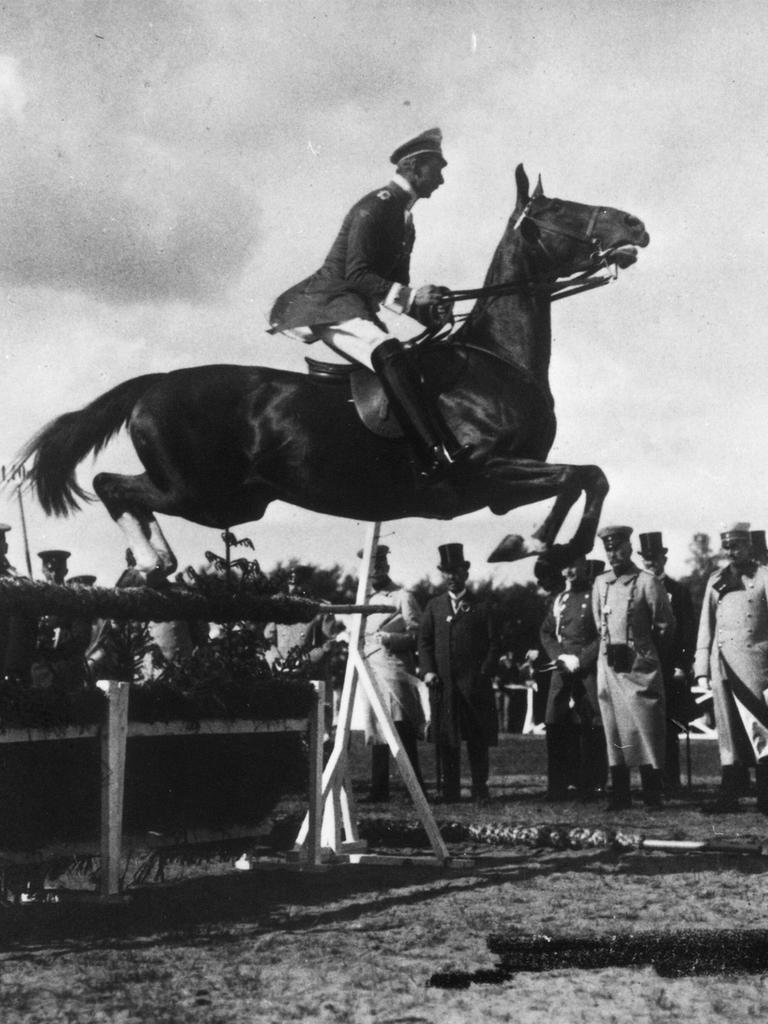 Kronprinz Wilhelm springt auf seiner Fuchsstute beim Concours hippique in Schwerin über ein Hindernis (Foto, um 1910).