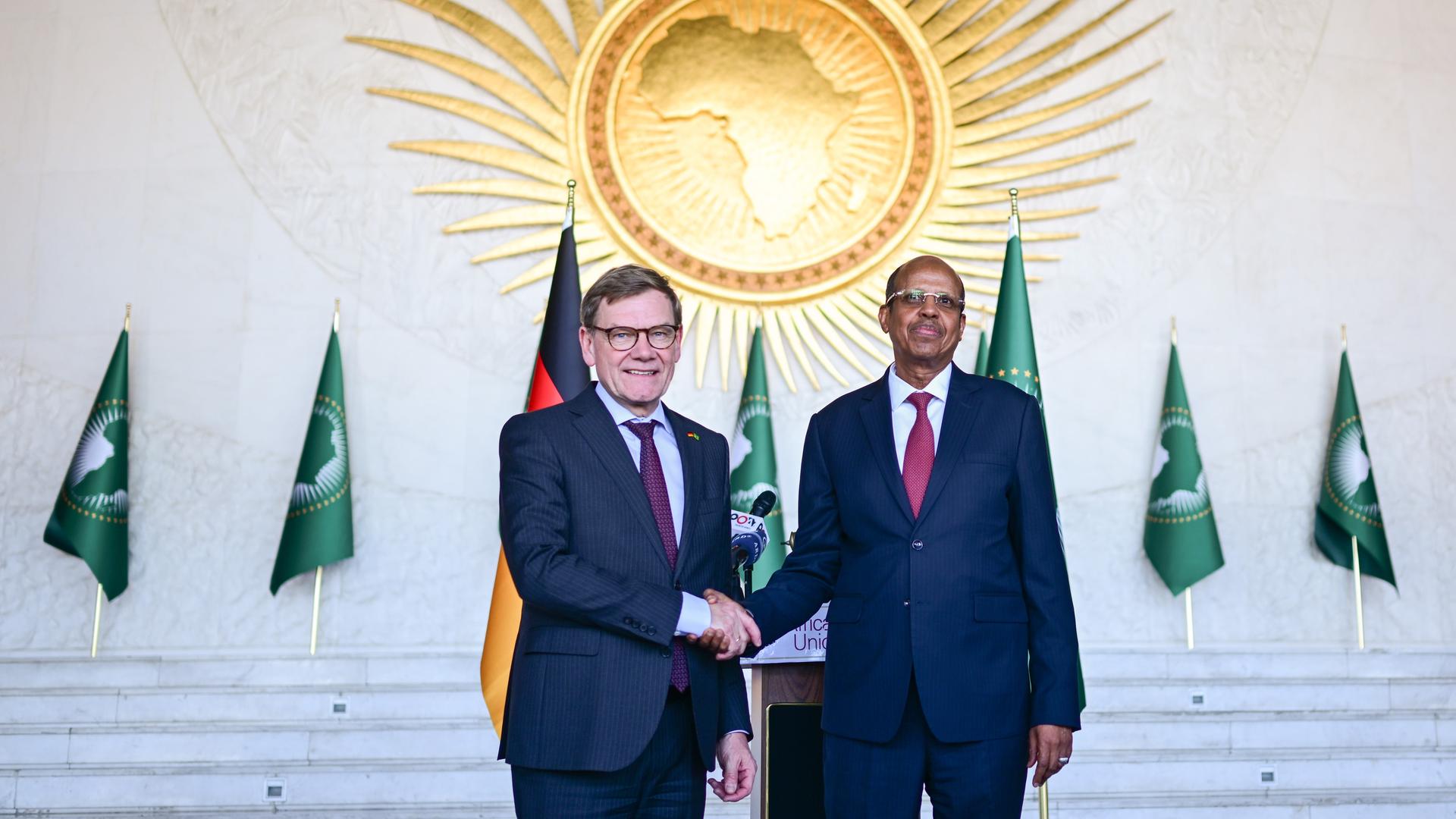 Bundesaußenminister Johann Wadephul (CDU), trifft im Gebäude der Afrikanischen Union in Äthiopien den Vorsitzenden der Kommission der Afrikanischen Union, Mahmoud Ali Youssouf. Bundesaußenminister Johann Wadephul (CDU), trifft im Gebäude der Afrikanischen Union in Äthiopien den Vorsitzenden der Kommission der Afrikanischen Union, Mahmoud Ali Youssouf.