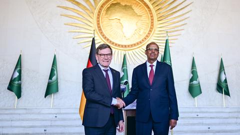 Bundesaußenminister Johann Wadephul (CDU), trifft im Gebäude der Afrikanischen Union in Äthiopien den Vorsitzenden der Kommission der Afrikanischen Union, Mahmoud Ali Youssouf.